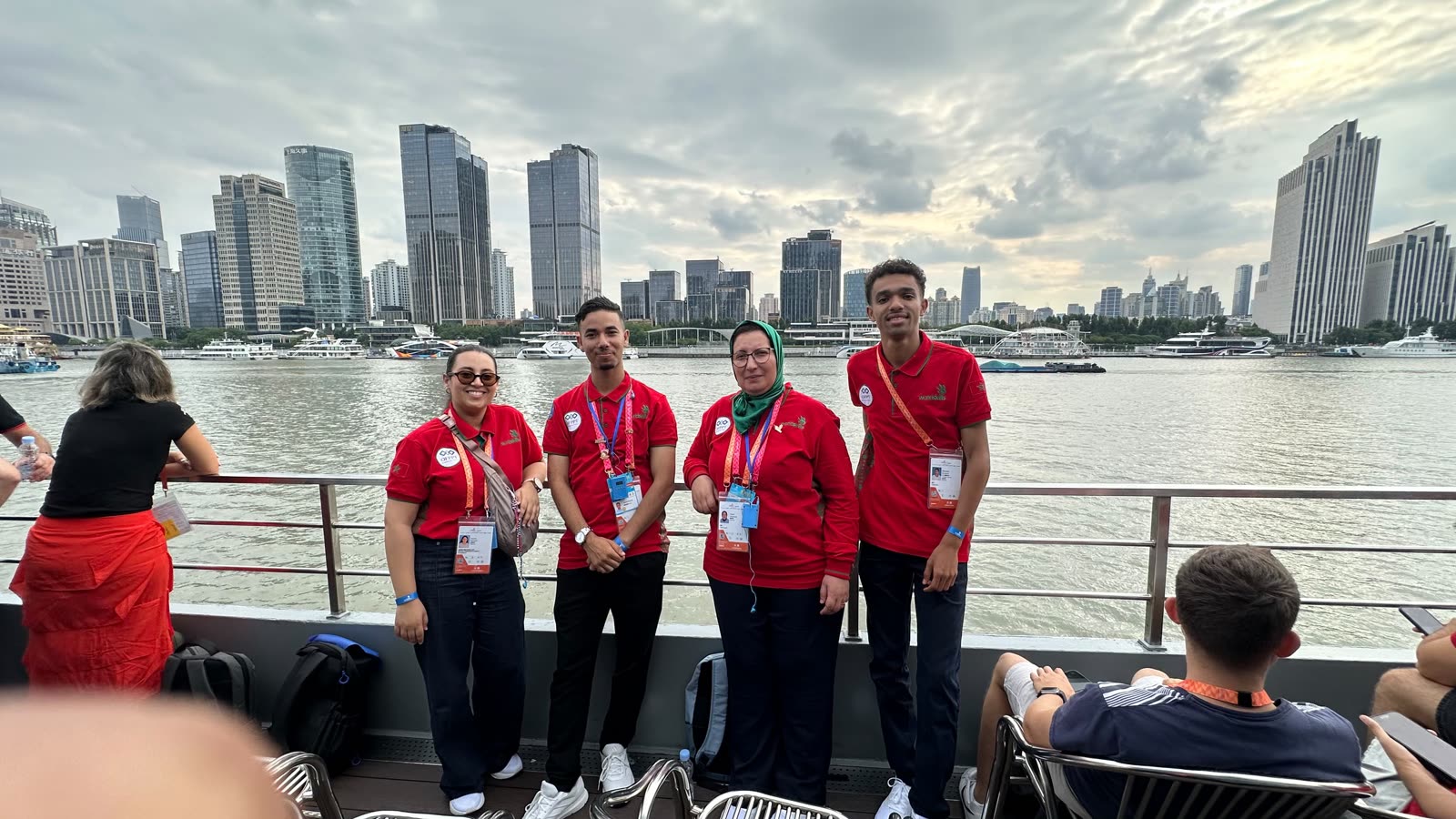 L'équipe du Maroc devant la skyline de Shanghai