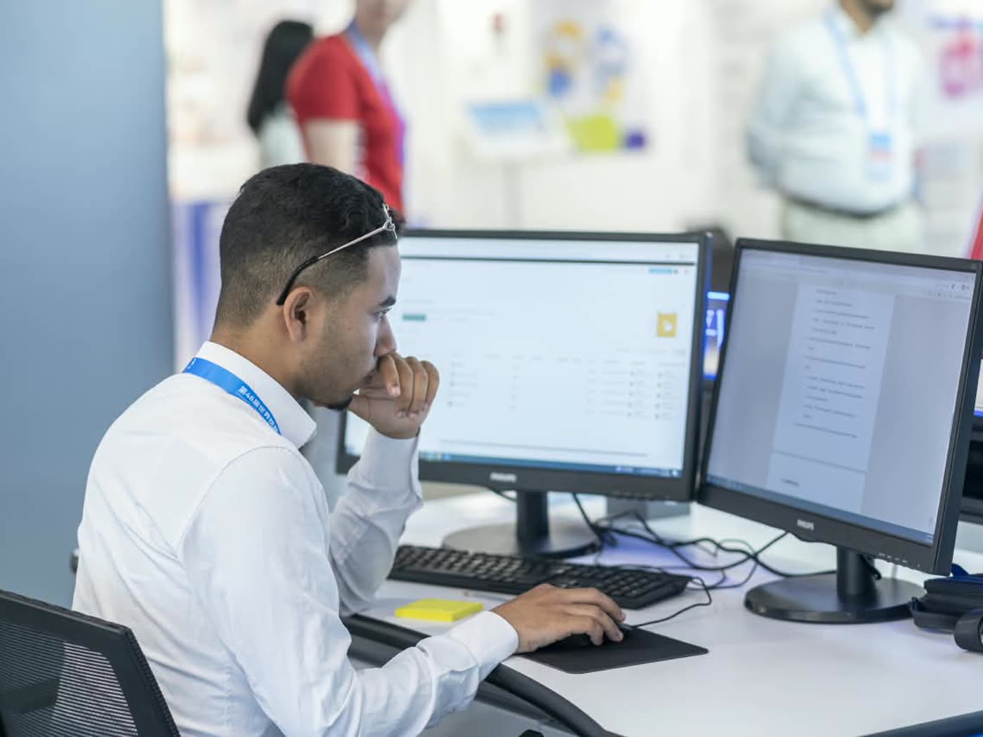 Youssef Rhannam au poste de travail, drapeau marocain sur le bureau
